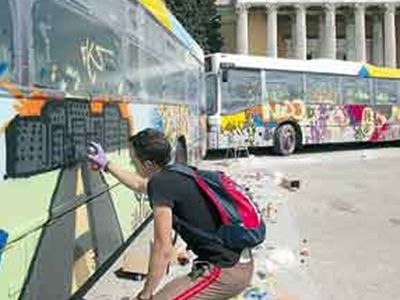 Συνελήφθησαν γιατί «ζωγράφισαν» σχολείο