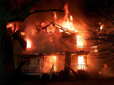 «Έκλεψε» την κόρη τους και του έκαψαν το σπίτι