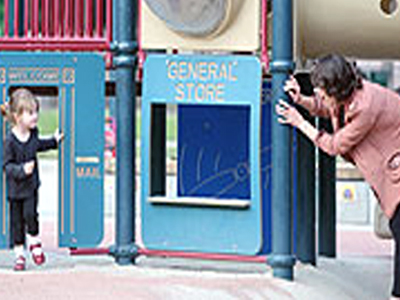 Τρυφερή μαμά η Milla Jovovich