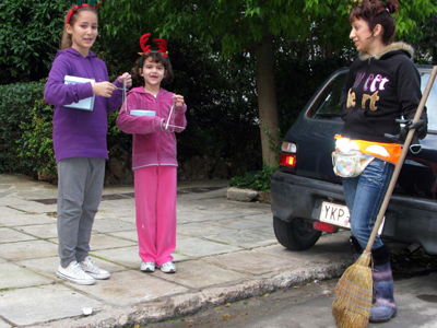 «Στόχος» τα παιδιά που τραγουδούν τα κάλαντα