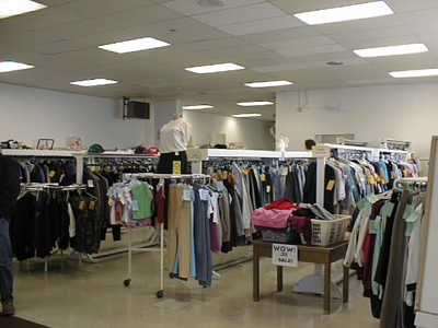 Έκλεβαν ρούχα και αξεσουάρ