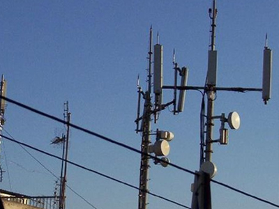 Ξηλώνουν τις παράνομες κεραίες κινητής τηλεφωνίας