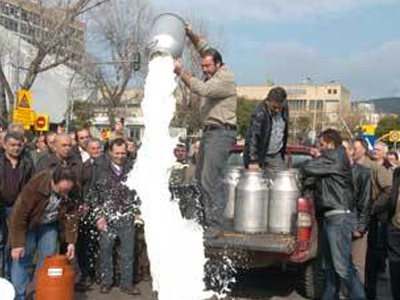 Αναστέλλουν τις κινητοποιήσεις οι κτηνοτρόφοι