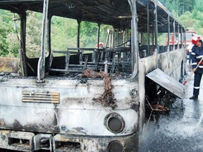 Τουριστικό λεωφορείο πήρε φωτιά εν κινήσει