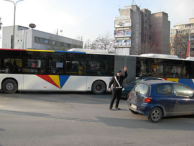 «Θερμόαιμοι» πέταξαν σε λεωφορείο πυρσούς και αεροβόλο