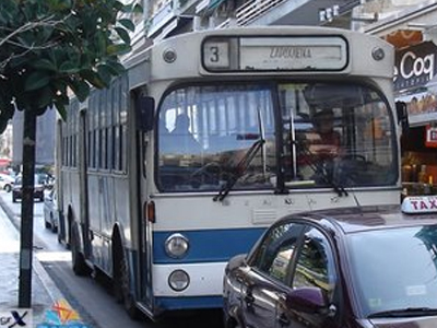 Τραυματίστηκε επιβάτης λεωφορείου μετά από σύγκρουση με ΙΧ