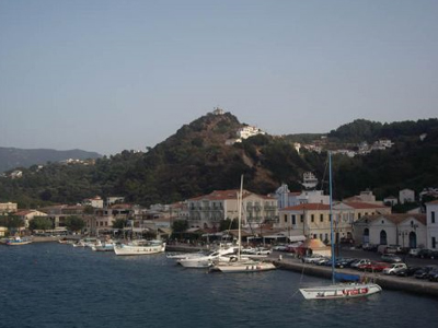 Αυτοκίνητο τραυμάτισε πεζούς στο λιμάνι του Καρλόβασι