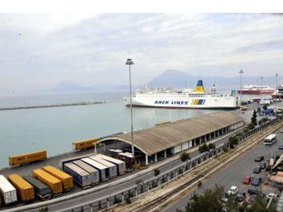 Μετανάστες έπεσαν στη θάλασσα για ν’ ανέβουν στο πλοίο