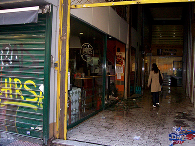 «Επιδρομή» σε καταστήματα στα Εξάρχεια