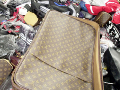 Κατασχέθηκαν δύο τόνοι «μαϊμού» αξεσουάρ