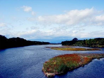 Εκκενώνεται το χωριό Μάνδρα