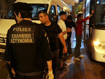 Καταγγέλλουν εφόδους αστυνομικών σε σπίτια μεταναστών