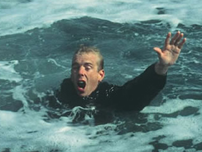 «Βούτηξε» από το κατάστρωμα στη θάλασσα