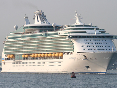 «Έδεσε» στον Πειραιά το… άρρωστο κρουαζιερόπλοιο