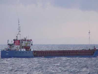 Πλοίο προσάραξε ανοικτά των Οινουσσών