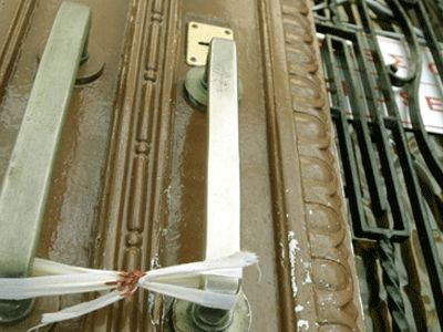 Μασούρι δυναμίτιδας έξω από οίκο ανοχής