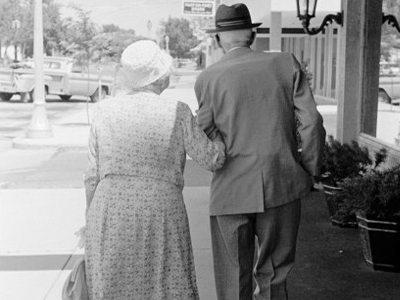 Αυτοκίνητο παρέσυρε ζευγάρι ηλικιωμένων