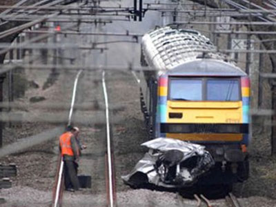 Τρένο παρέσυρε φορτηγό. Νεκρός ο οδηγός