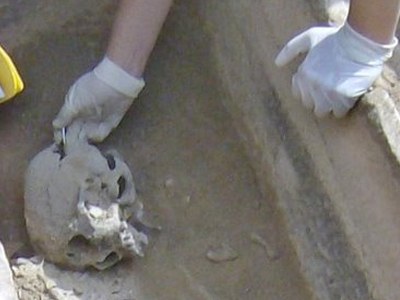 Βρέθηκαν οστά και αγγεία σε τάφρο