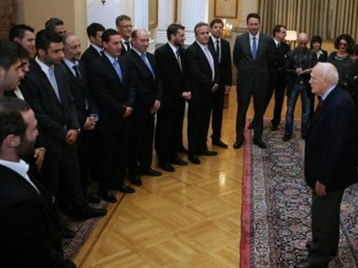 Οι ποδοσφαιριστές τιμούν τον Πρόεδρο της Δημοκρατίας