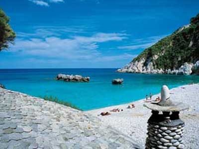 Κλέβουν πέτρες με τα τσουβάλια