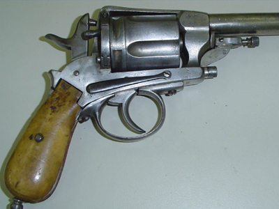 Βρέθηκαν τα όπλα, αναζητείται η ιδιοκτήτρια