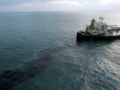 Πετρελαιοκηλίδα στη δεξαμενή Βασιλειάδη