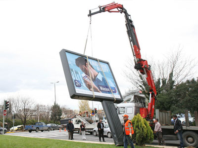 «Ξηλώστε τις διαφημιστικές πινακίδες»