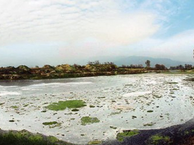 Έριξαν μπάζα και αμίαντο στον Πηνειό