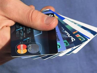 Έκανε αγορές με τις πιστωτικές κάρτες άλλων