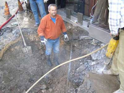 Έσπασε αγωγός, πλημμύρισαν οι δρόμοι