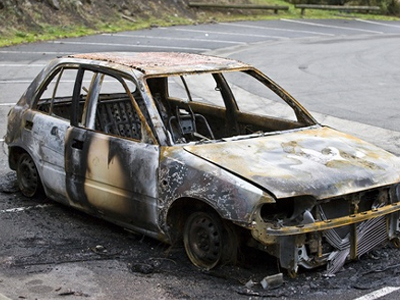 Στις φλόγες κάδος και οχήματα στον Πειραιά