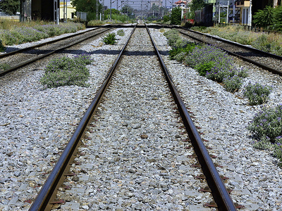 Έκοψαν τις ράγες του τρένου