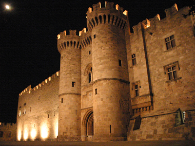 Ανήλικοι έσπασαν μαγαζιά και αυτοκίνητα στη Ρόδο