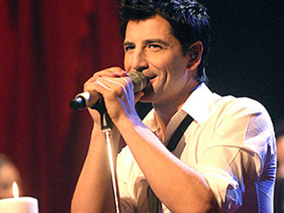 Ο Σάκης Ρουβάς τραγουδά για τον ΠΑΟΚ