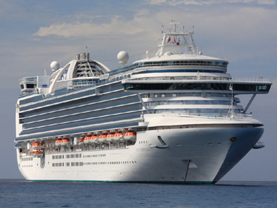 Έπιασε Πειραιά το «κρουαζιερόπλοιο με τον ιό»