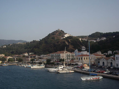 Κάτοικοι της Σάμου απέκλεισαν το λιμάνι Καρλοβάσου