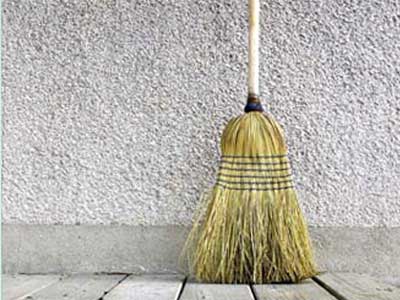 Λήστεψαν ανήλικους με την απειλή… σκουπόξυλου