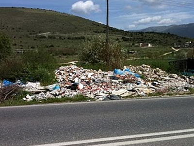 Τα σκουπίδια… βγήκαν στην εθνική