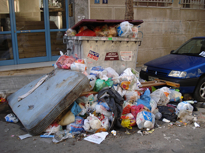 Πέταξε στα σκουπίδια όπλο, κινητό και ατζέντα