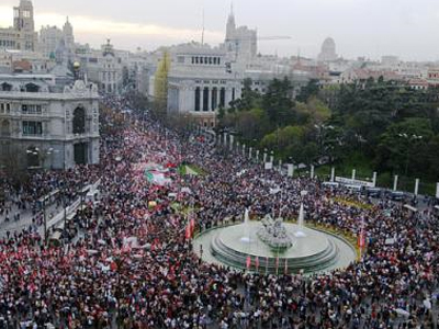 Στους δρόμους και οι Ισπανοί για την οικονομική κρίση