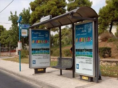 Αυτοκίνητο έπεσε σε στάση λεωφορείου