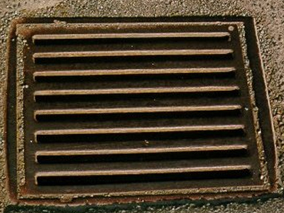 Έκλεβε σχάρες φρεατίων από επαρχιακές οδούς