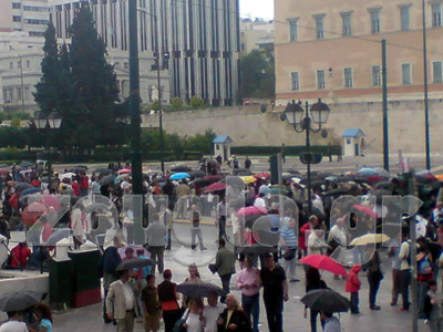 Υπό βροχή τα συλλαλητήρια ΓΣΕΕ-ΑΔΕΔΥ και ΠΑΜΕ