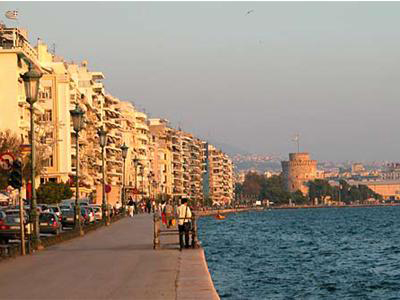 Τον έριξαν… οι φίλοι του στη θάλασσα