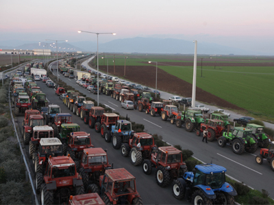 Παραμένουν στα μπλόκα