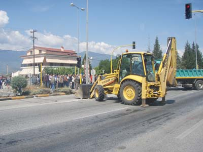 Απέκλεισαν με εκσκαφείς την οδό Τρικάλων-Καλαμπάκας