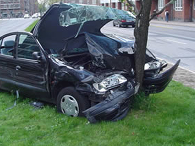 Έπεσε σε δέντρο και σκοτώθηκε