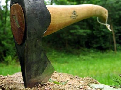 Βγήκαν… τα τσεκούρια στην Καλλιθέα