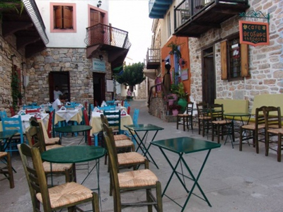 Κερνούσε τσίπουρα ενώ… τον έκλεβαν